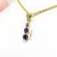จี้พลอยไพลิน Blue Sapphire สีสดน้ำงาม เรียงร้อยเป็นแถว ดีไซน์ Minimal ดูเรียบง่าย ผลงานร่วมสมัยเหนือกาลเวลา