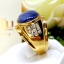 แหวนพลอยไพลิน ยี่หร่า หรือ "นิหล่า" Blue Sapphire เม็ดใหญ่ เจียรนัยแบบหลังเบี้ย มีสีสันที่นุ่มนวลชวนมอง และให้ความรู้สึกเย็นตาเย็นใจ