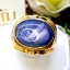 แหวนพลอยไพลิน ยี่หร่า หรือ "นิหล่า" Blue Sapphire เม็ดใหญ่ เจียรนัยแบบหลังเบี้ย มีสีสันที่นุ่มนวลชวนมอง และให้ความรู้สึกเย็นตาเย็นใจ